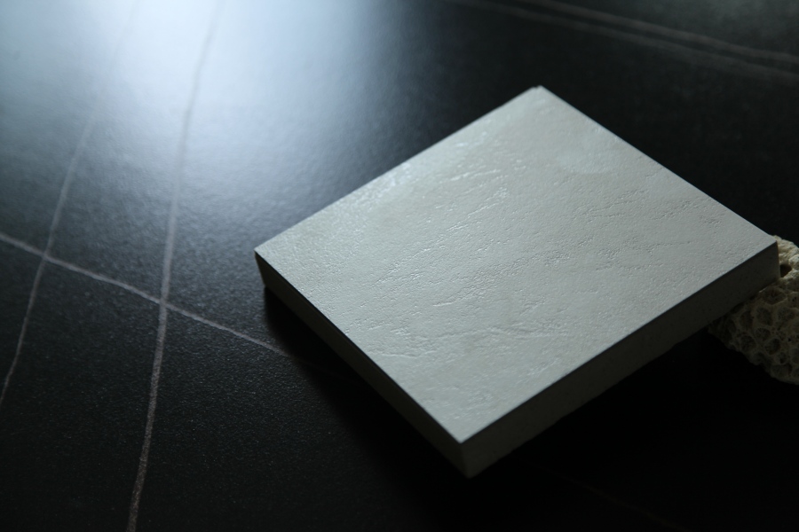 Hoe realiseert het nauwkeurig gegraveerde oppervlak natuurlijke 3D-texturen? Beata's tegelinnovatie onthuld