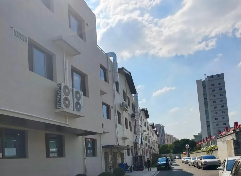 Wat maakt porseleinen tegels met travertijnlook ideaal voor grootschalige commerciële Plaza-projecten?